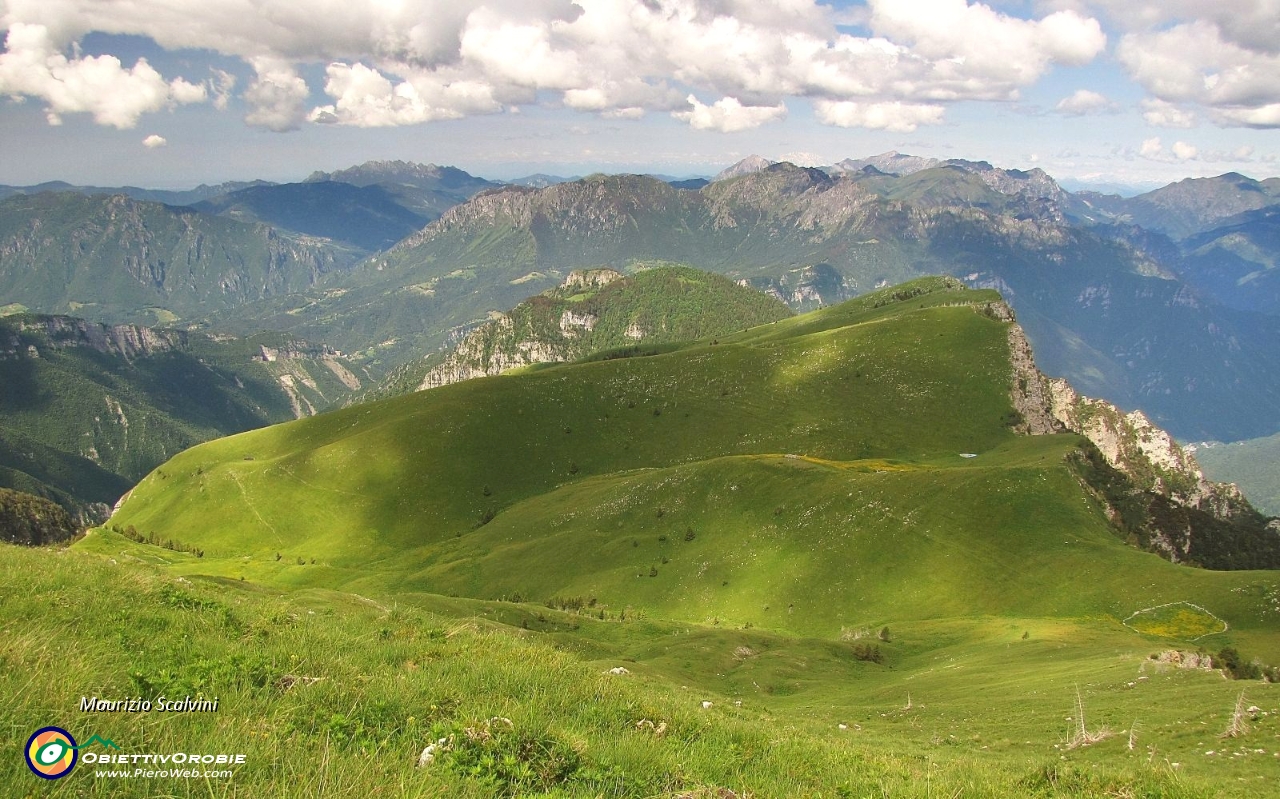 28 La lunga dorsale del Valbona - Collino di Camnpo....JPG